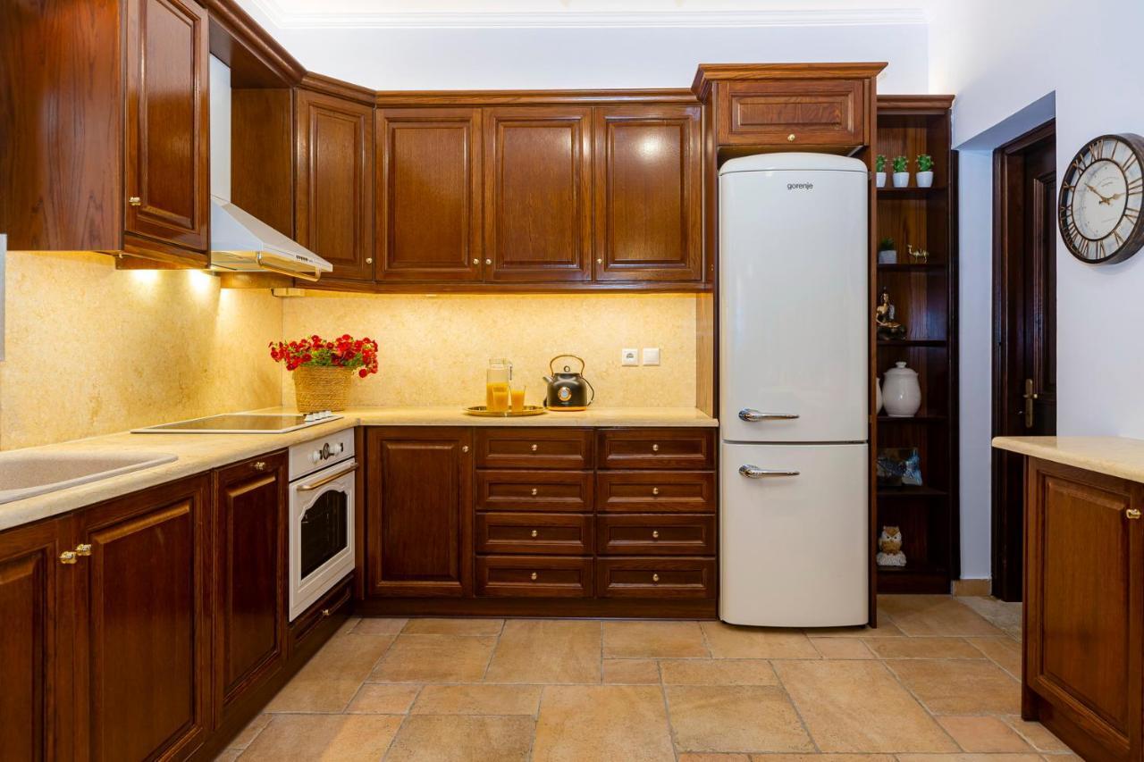 Villa Solaris Methea- Luxury By The Castle