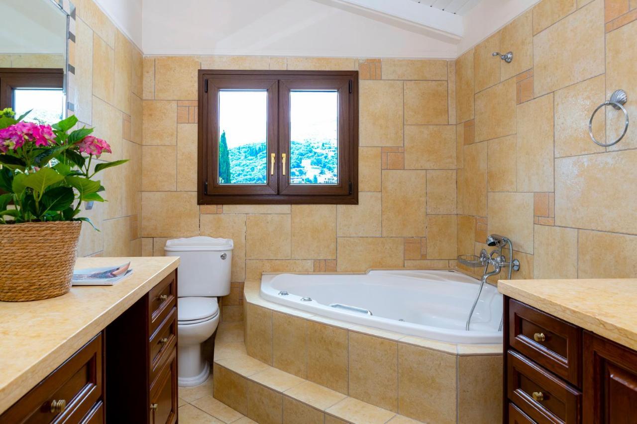 Villa Solaris Methea- Luxury By The Castle