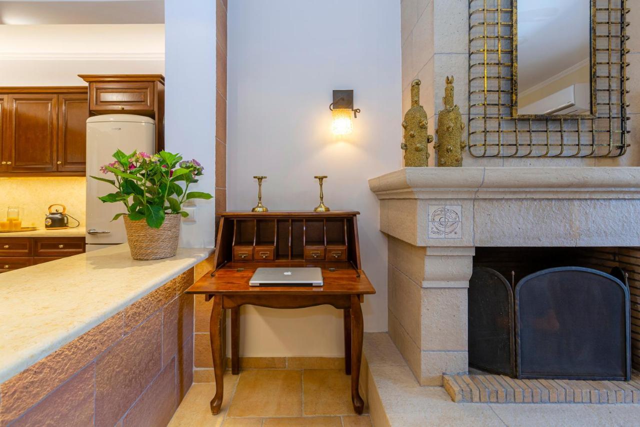 Solaris Methea- Luxury By The Castle *