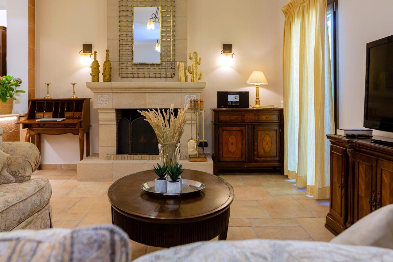 Villa Solaris Methea- Luxury By The Castle