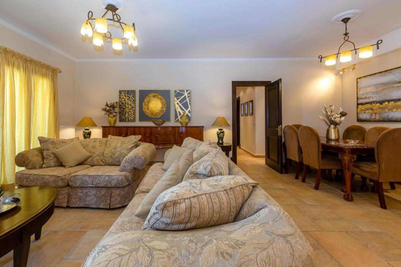 Villa Solaris Methea- Luxury By The Castle