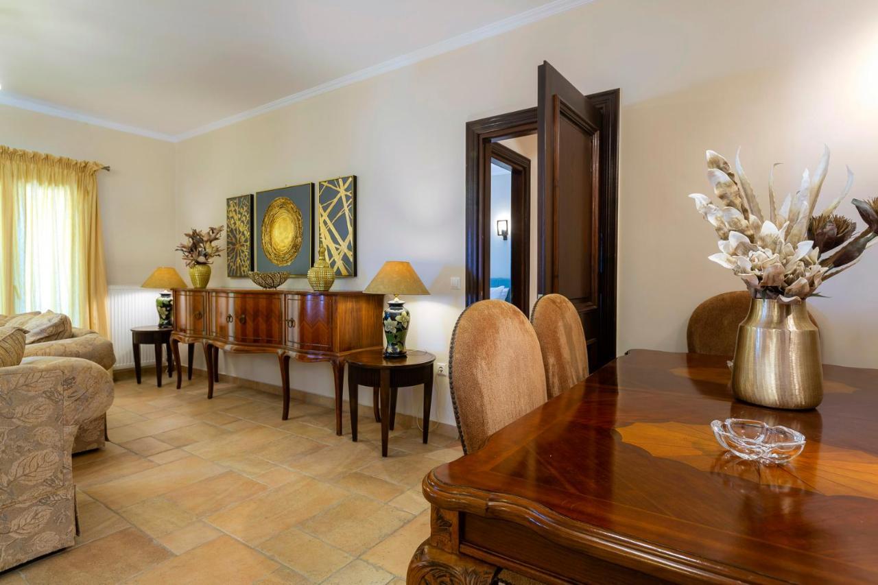 Villa Solaris Methea- Luxury By The Castle