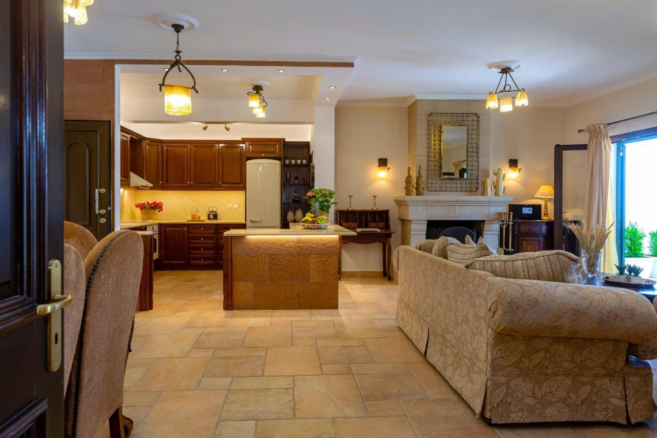 Solaris Methea- Luxury By The Castle *