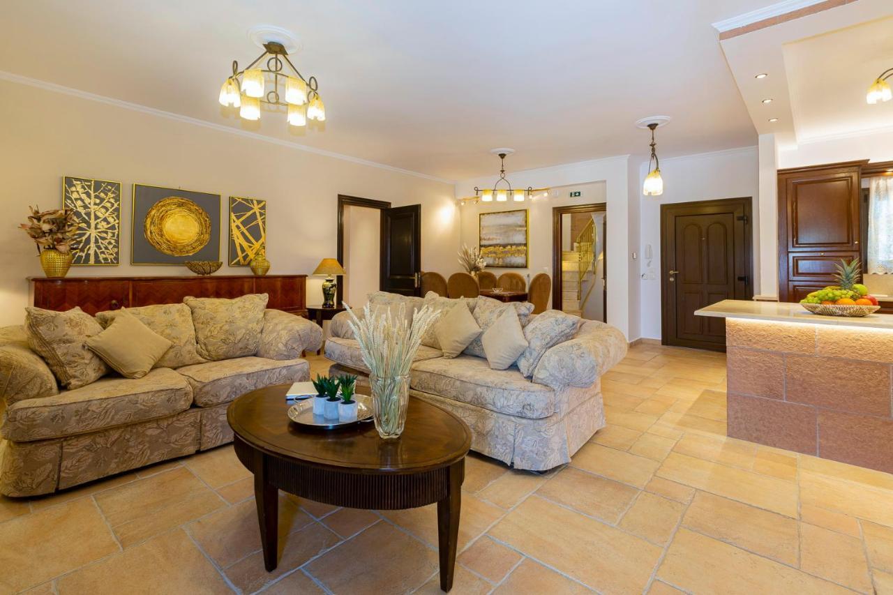 Villa Solaris Methea- Luxury By The Castle *