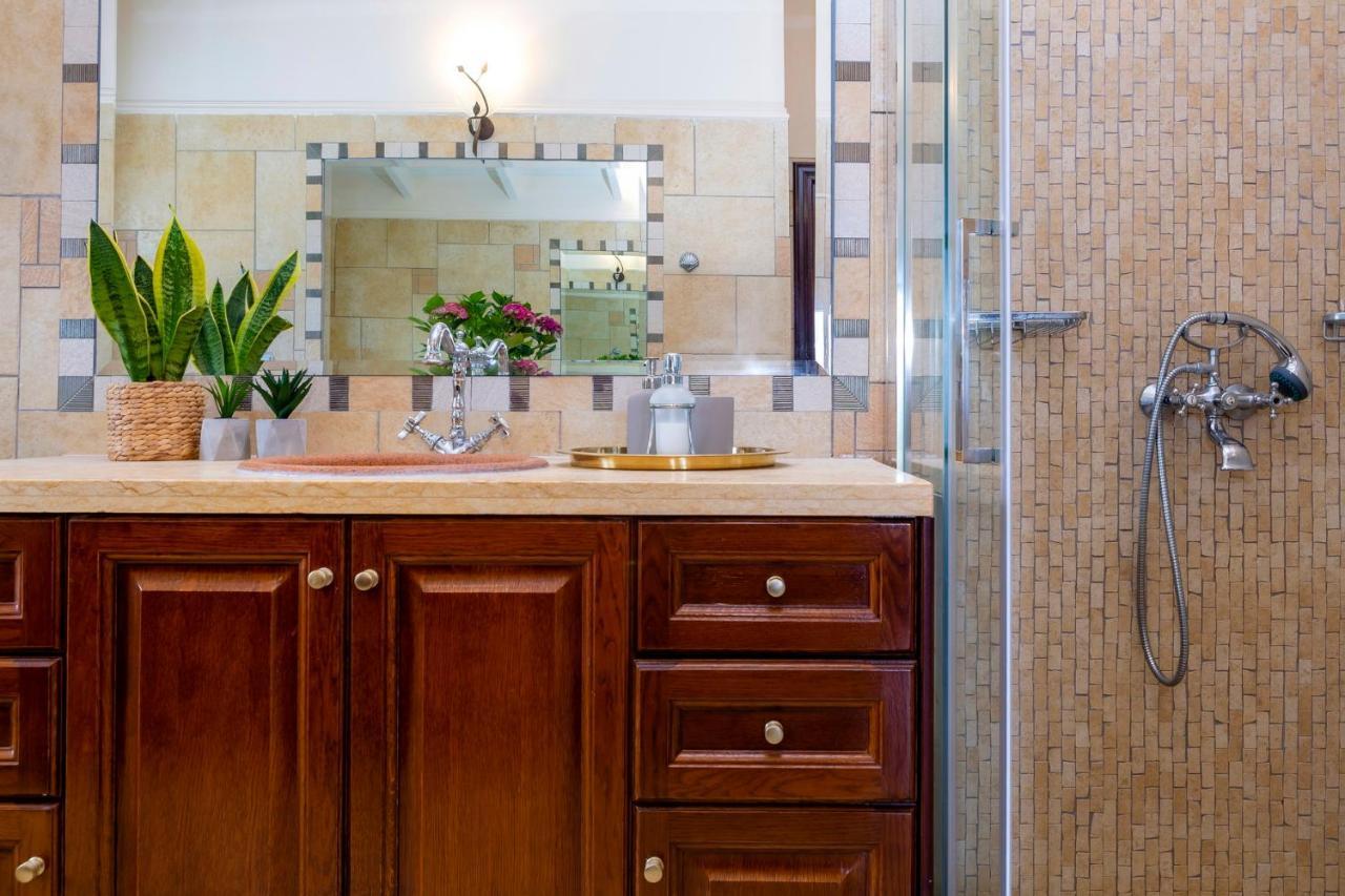 Villa Solaris Methea- Luxury By The Castle *
