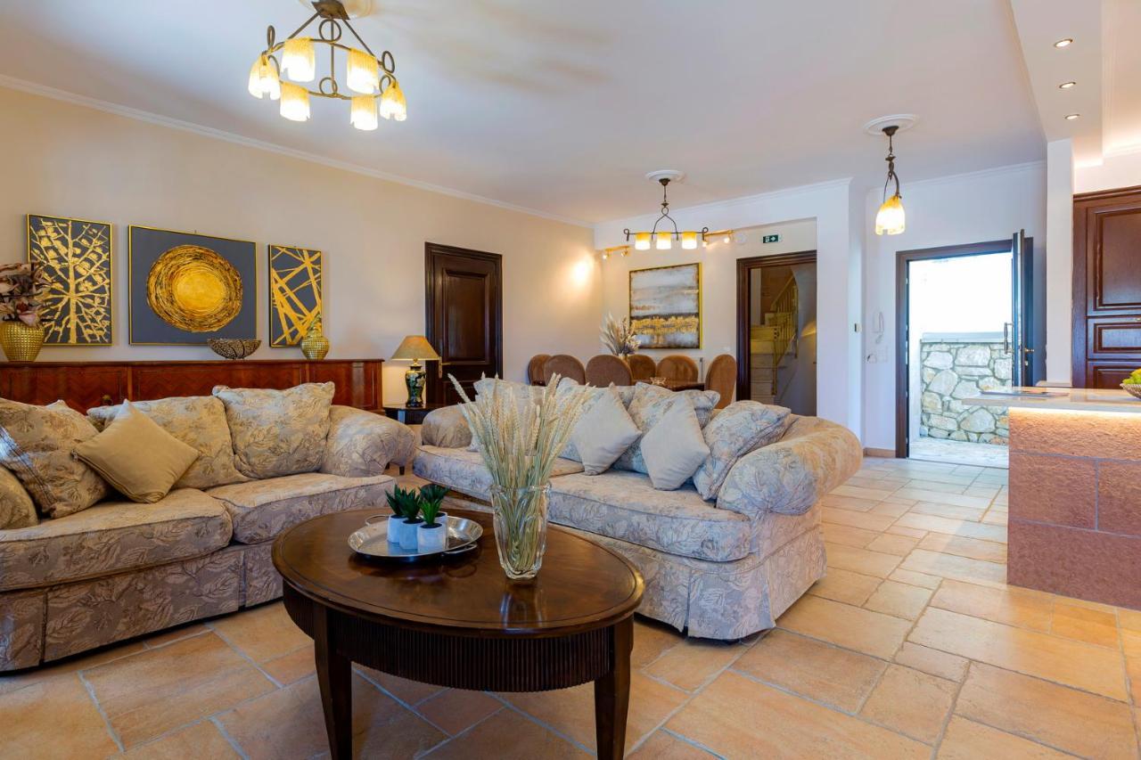 Solaris Methea- Luxury By The Castle Villa