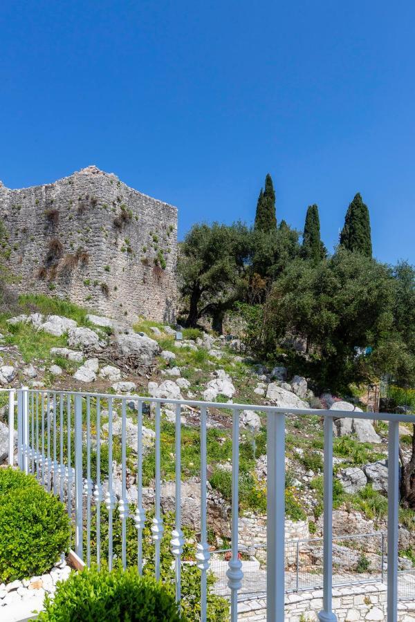 Solaris Methea- Luxury By The Castle *