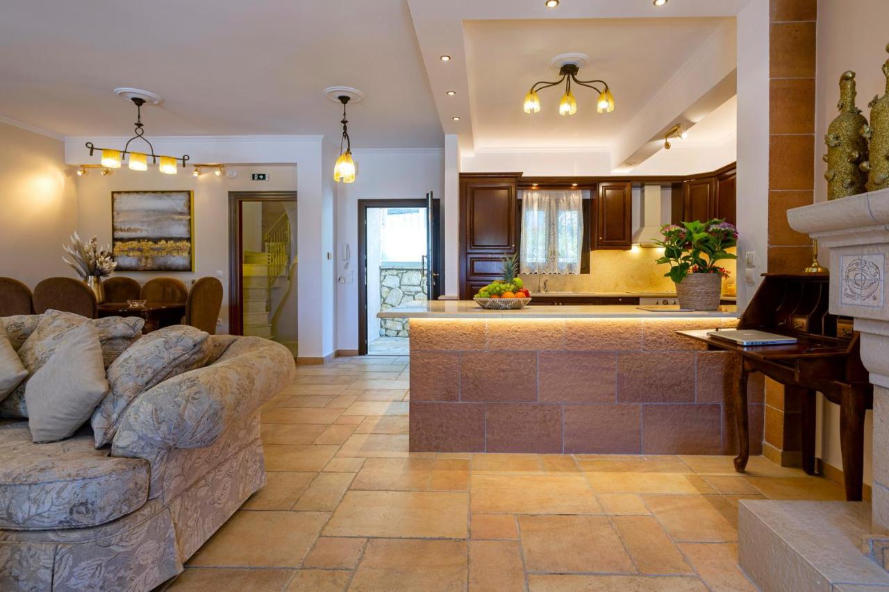 Villa Solaris Methea- Luxury By The Castle